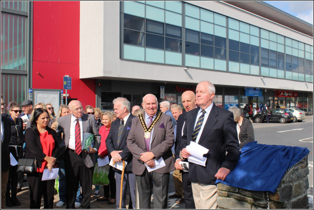 LCH Chairman Lyn John welcoming the assemblage LCH Chairman Lyn John welcoming the assemblage