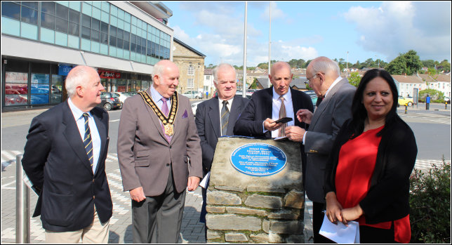 The Plaque Unveiled L. John, M. Charles, W. Thomas, E. Skinner, Ron Dennis, S. Najmi The Plaque Unveiled L. John, M. Charles, W. Thomas, E. Skinner, Ron Dennis, S. Najmi
