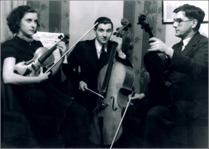 Elsie, Leslie and Tom John ~ Violins made by Tom John and cello by Leslie John c.1938. (author's photo) Elsie, Leslie and Tom John ~ Violins made by Tom John and cello by Leslie John c.1938. (author's photo)