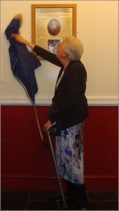 Helen Barbour unveils the plaque Helen Barbour unveils the plaque