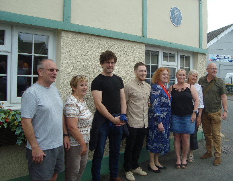 Stars and dignitaries pose under the Blue Plaque Stars and dignitaries pose under the Blue Plaque